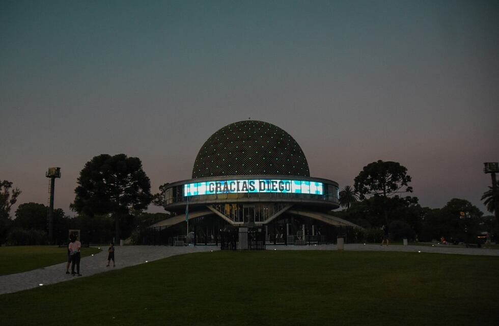 Iluminan monumentos y edificios porteños en homenaje a Diego Maradona