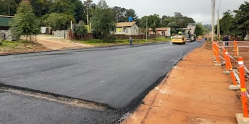 Continúan las labores de asfaltado en la avenida Libertad.
