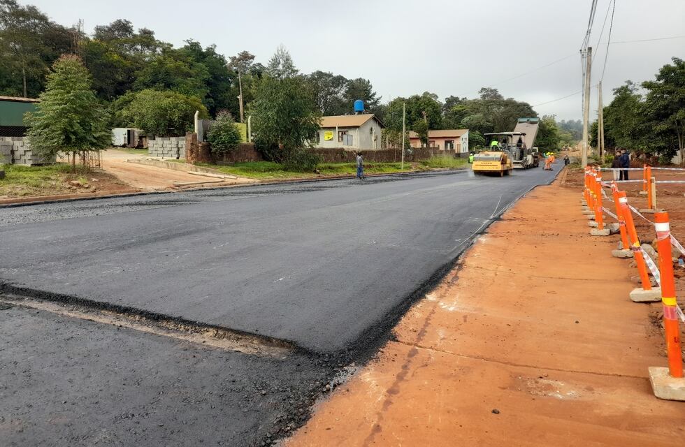 Continúan las labores de asfaltado en la avenida Libertad