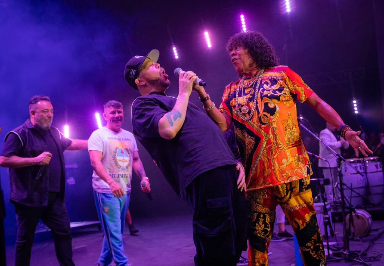 La Mona Jiménez junto a Residente, Pablo Lescano y Molotov. (Foto: Universo Jiménez)