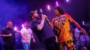 La Mona Jiménez junto a Residente, Pablo Lescano y Molotov. (Foto: Universo Jiménez)