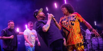 La Mona Jiménez junto a Residente, Pablo Lescano y Molotov. (Foto: Universo Jiménez)