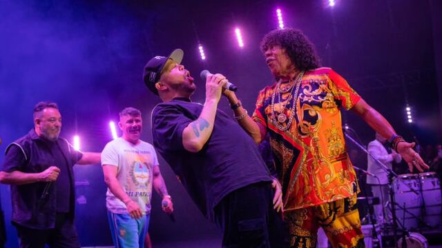 La Mona Jiménez junto a Residente, Pablo Lescano y Molotov. (Foto: Universo Jiménez)