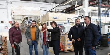 Recorrida de funcionarios municipales, provinciales y de la CGT en fábricas en donde se desarrollan planes de empleo.