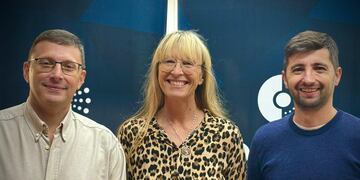 Rosana Alemandri, Presidenta de la institución de Rafaela (centro), junto con los concejales Lisandro Mársico y Juan Senn