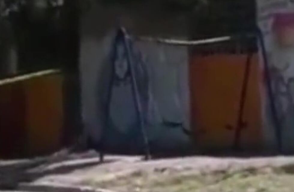 Terror en Córdoba: filmaron una hamaca moviéndose sola frente al cementerio San Vicente