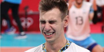 Agustín Loser el alvearense de 23 años emocionado tras ganar la Medalla de Bronce junto al equipo nacional de vóley en los juegos de Tokio 2020. Gentileza COI