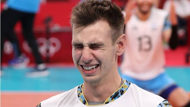 Agustín Loser el alvearense de 23 años emocionado tras ganar la Medalla de Bronce junto al equipo nacional de vóley en los juegos de Tokio 2020. Gentileza COI