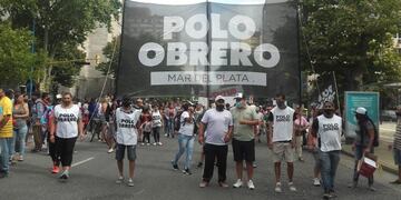 Piedrazos y patadas en la puerta de la Municipalidad de Mar del Plata en reclamo al aumento del salario mínimo