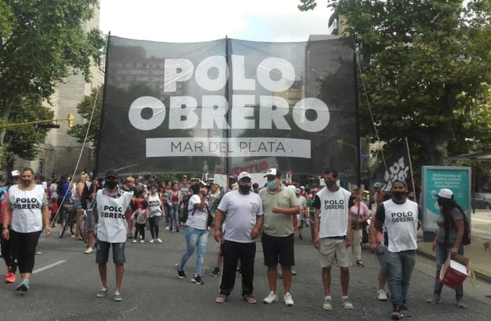 Piedrazos y patadas en la puerta de la Municipalidad de Mar del Plata en reclamo al aumento del salario mínimo