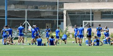 Esta mañana el Club Godoy Cruz Antonio Tomba volvió a la práctica y ya se hizo cargo de manera oficial el regreso del entrenador Diego Flores, conocido como El Traductor
Foto: Orlando Pelichotti