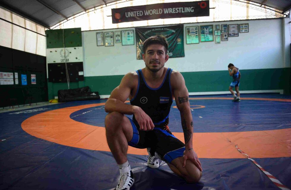 El luchador Agustín Destribats publicó una foto sin remera, enamoró en Twitter y se produjo un divertido cruce