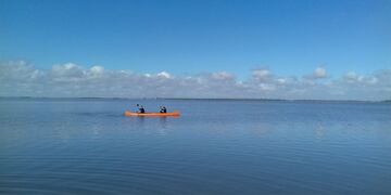El complejo de cabañas Las Charatas es visitado para realizar canotaje y otras actividades náuticas en la laguna del Plata en el departamento San Justo, Santa Fe. (@santafetur)