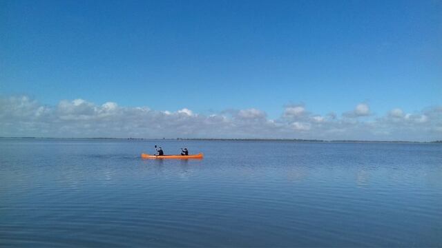 El complejo de cabañas Las Charatas recibe aficionados a las actividades náuticas para disfrutar de la laguna del Plata. (@santafetur)