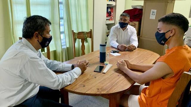 El Ministerio de Educación intervino en el caso del joven que asistió a su acto de egresados de pollera