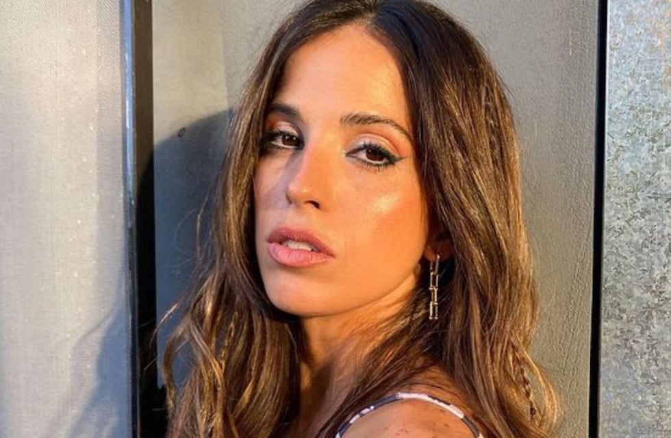 Las fotos inéditas del cumpleaños de Cande Molfese en microbikini al borde de la pileta