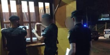 Efectivos policiales clausuraron un bar pool en Comandante Andresito.