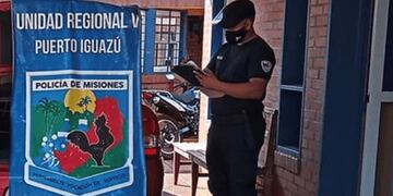 En un siniestro vial, efectivos policiales hallaron mercadería ilegal en Colonia Wanda.