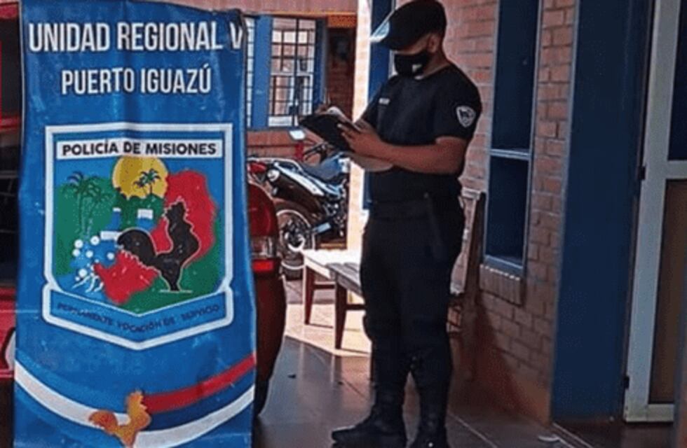 En un siniestro vial, efectivos policiales hallaron mercadería ilegal en Colonia Wanda