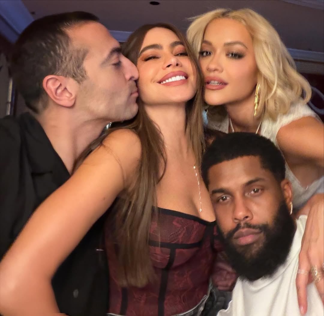 Sofía Vergara eligió un corset semitransparente con escote al límite y arrasó aplausos en Instagram