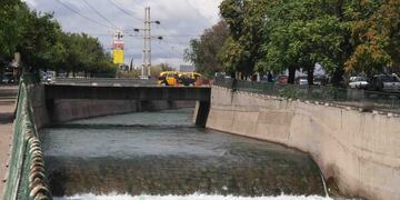 En el sector de Bermejo del canal Cacique Guaymallén murió un adolescente que se bañana en el cauce. Imagen ilustrativa