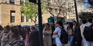 Evacuaron la facultad de Odontología por un escape de gas.