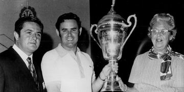 El ingeniero RIcotti le da el premio a Al Unser, quien festeja junto a su madre