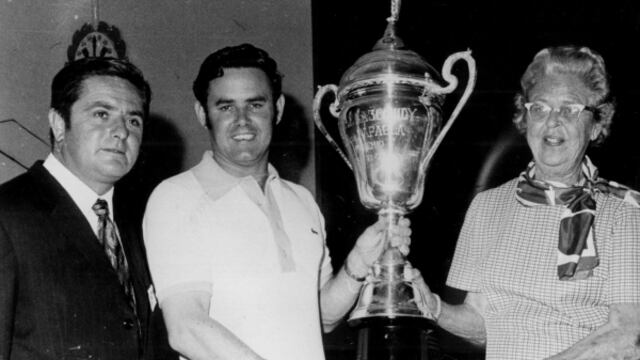 El ingeniero RIcotti le da el premio a Al Unser, quien festeja junto a su madre