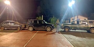 Frustran el intento de contrabando en Puerto Piray y recuperan dos vehículos robados.