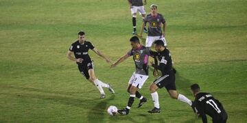 Marcos Gelabert aguanta la presión de los hombres de Deportivo Riestra en mitad de cancha / José Gutiérrez.