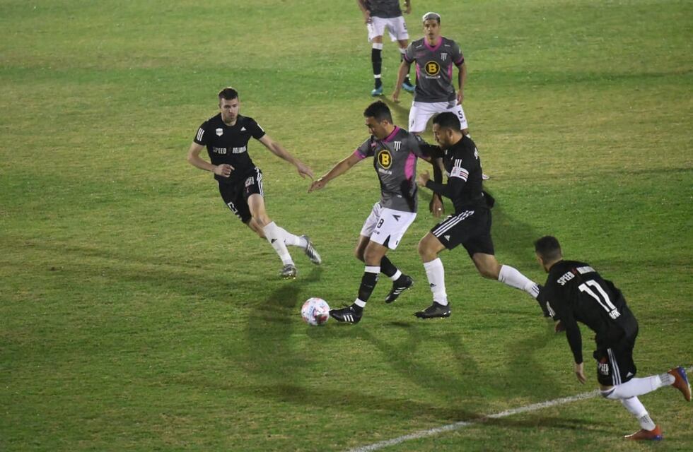 El líder Gimnasia de Mendoza igualó 1-1 con Riestra bajo un polémico arbitraje