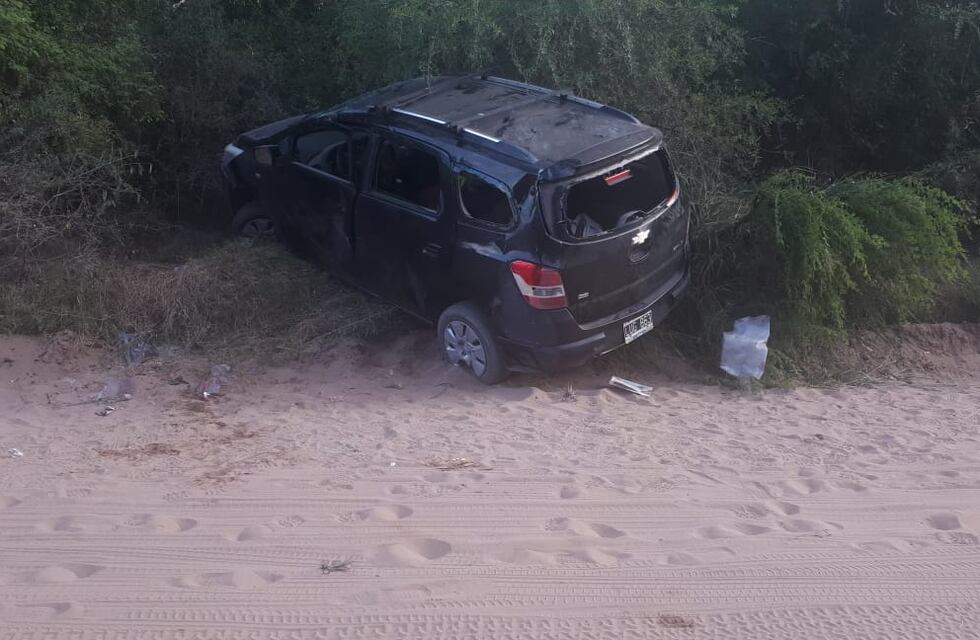 Vuelco de una camioneta camino a Ñandubaysal