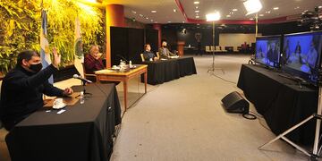 La teleconferencia que mantuevieron esta mañana el gobernador Rodríguez Saá con el ministro de Planeamiento Jorge Ferraresi. Gentileza ANSL