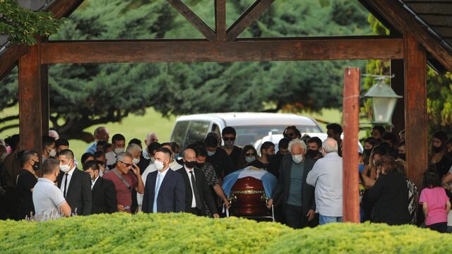 Despedida de Diego Maradona
Jardin Bella Vista
Ingreso de familiares al cementerio donde ser� enterrado el cuerpo de Diego Maradona
Foto Juano Tesone