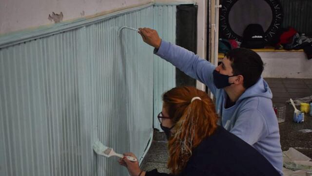 Jóvenes del Frente de Todos realizaron tareas de mantenimiento en jardines del distrito