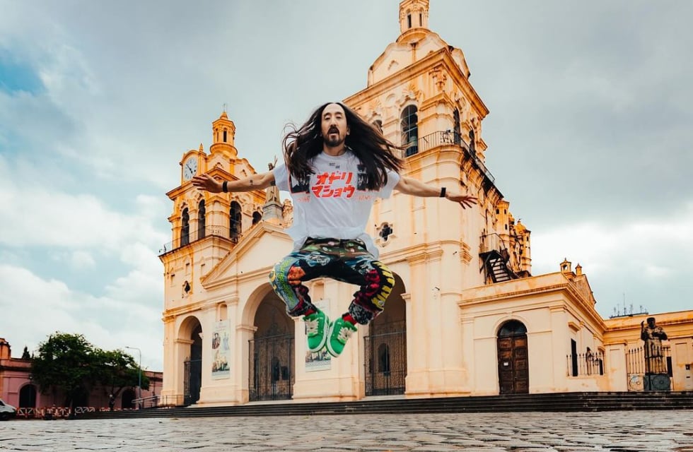 Tras su paso por Cosquín Rock, el DJ Steve Aoki paseó por la ciudad de Córdoba “buscando a Messi”
