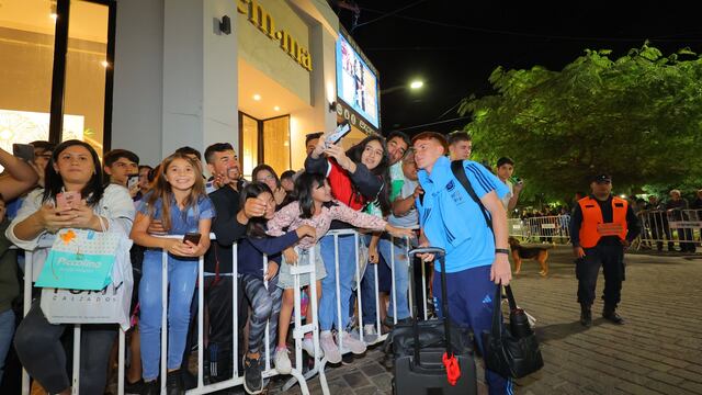 Los jugadores de la selección en el arribo a Santiago del Estero. Foto: Prensa AFA.
