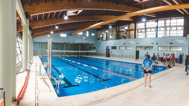 Está ubicado en Andorra y cuenta con dos natatorios.