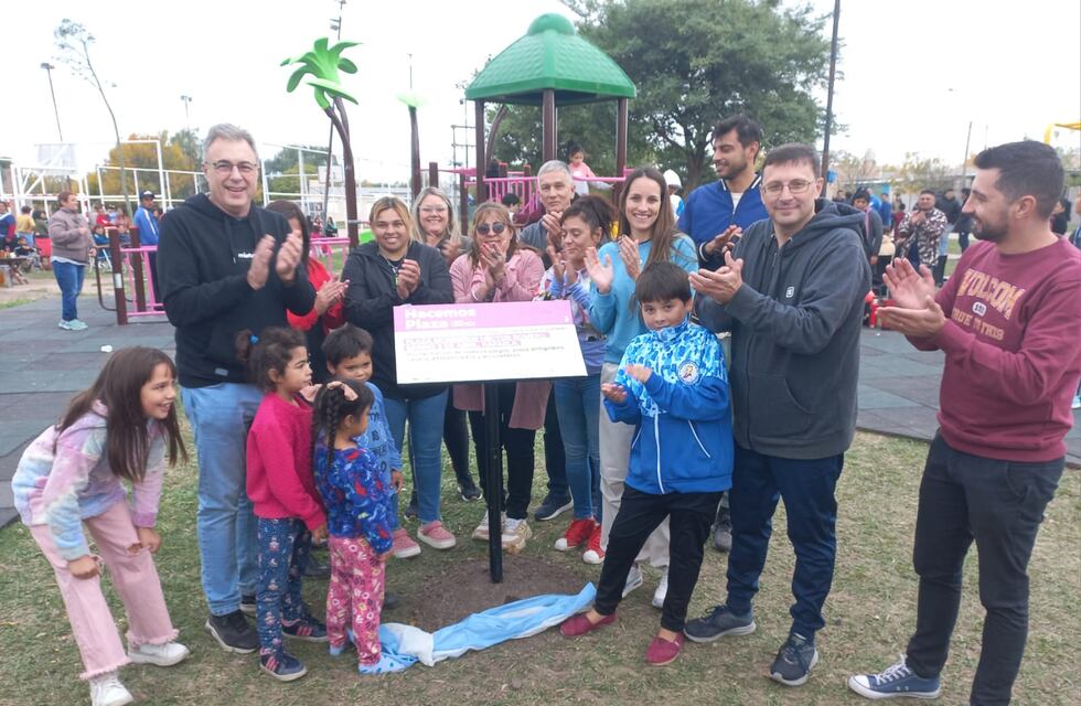 Luis Castellano inauguró obras en la plaza del barrio 2 de Abril