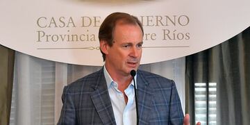 El gobernador de Entre Ríos, Gustavo Bordet, publicó a través de sus redes sociales que contrajo coronavirus y permanece internado para hacerse "estudios de rutina y monitoreo clínico".