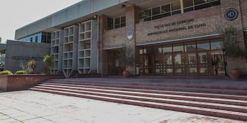 Edificio de la facultad de Derecho de la Universidad Nacional de Cuyo. Estudiantes reclaman que se elimine el plazo de egreso para quienes ingresaron con el Plan 84/90.