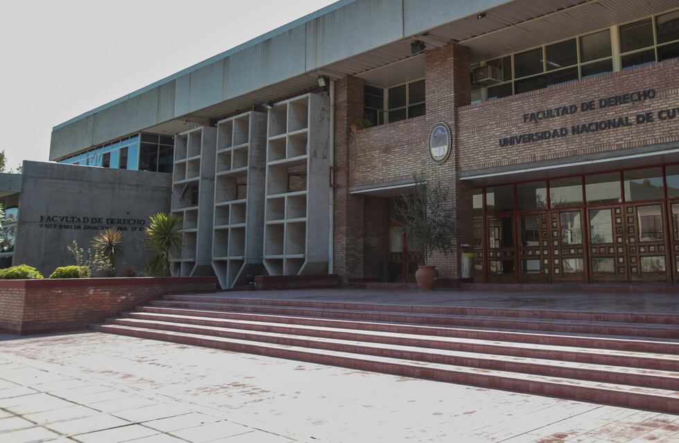 Estudiantes de la Facultad de Derecho de la UNCuyo reclaman por eliminar el plazo de egreso del plan de estudios