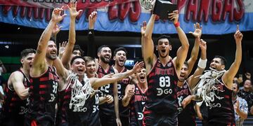 El capitán Tayavek Gallizzi con el trofeo de campeón de la Supercopa de la Liga conquistado por Instituto y el grito de todo Alta Córdoba. (Marcelo Endelli / Liga Nacional)