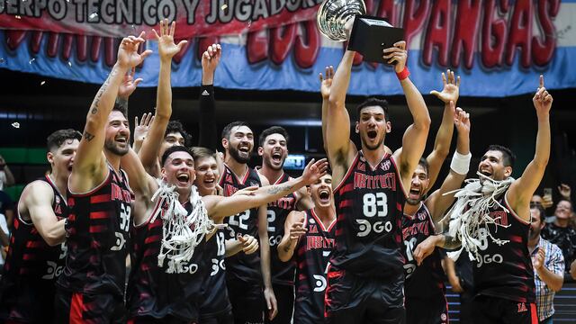 El capitán Tayavek Gallizzi con el trofeo de campeón de la Supercopa de la Liga conquistado por Instituto y el grito de todo Alta Córdoba. (Marcelo Endelli / Liga Nacional)