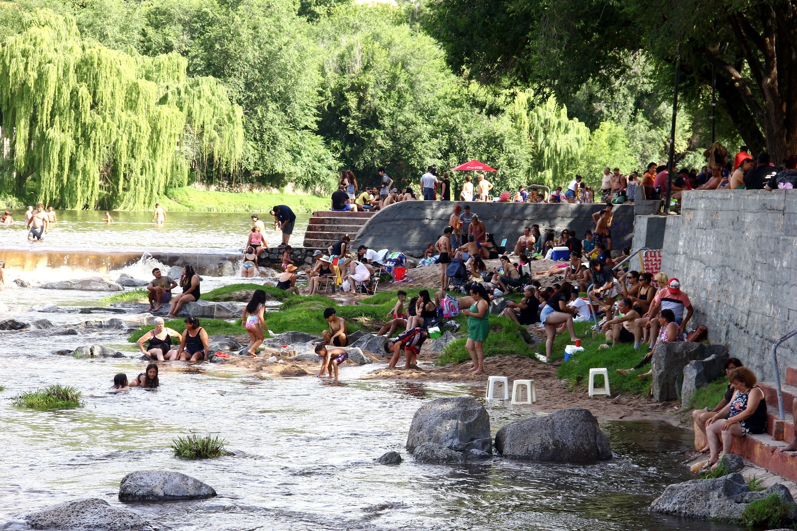 Playas de Oro en Carlos Paz se llenó de turistas buscando sol y río en la Navidad. (Yanina Aguirre / La Voz)