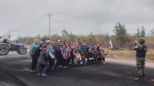 Una andanada de críticas a las autoridades de Seguridad de la Nación desató esta imagen donde se ve a un efectivo de la Gendarmería Nacional tomando una fotografía a piqueteros que cortaban una ruta en Jujuy.