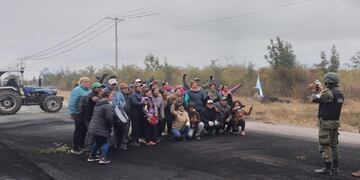 Una andanada de críticas a las autoridades de Seguridad de la Nación desató esta imagen donde se ve a un efectivo de la Gendarmería Nacional tomando una fotografía a piqueteros que cortaban una ruta en Jujuy.
