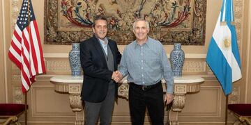 El ministro de Economía, Sergio Massa, y el embajador de Estados Unidos en Argentina, Marc Stanley. (Embajada de Estados Unidos)