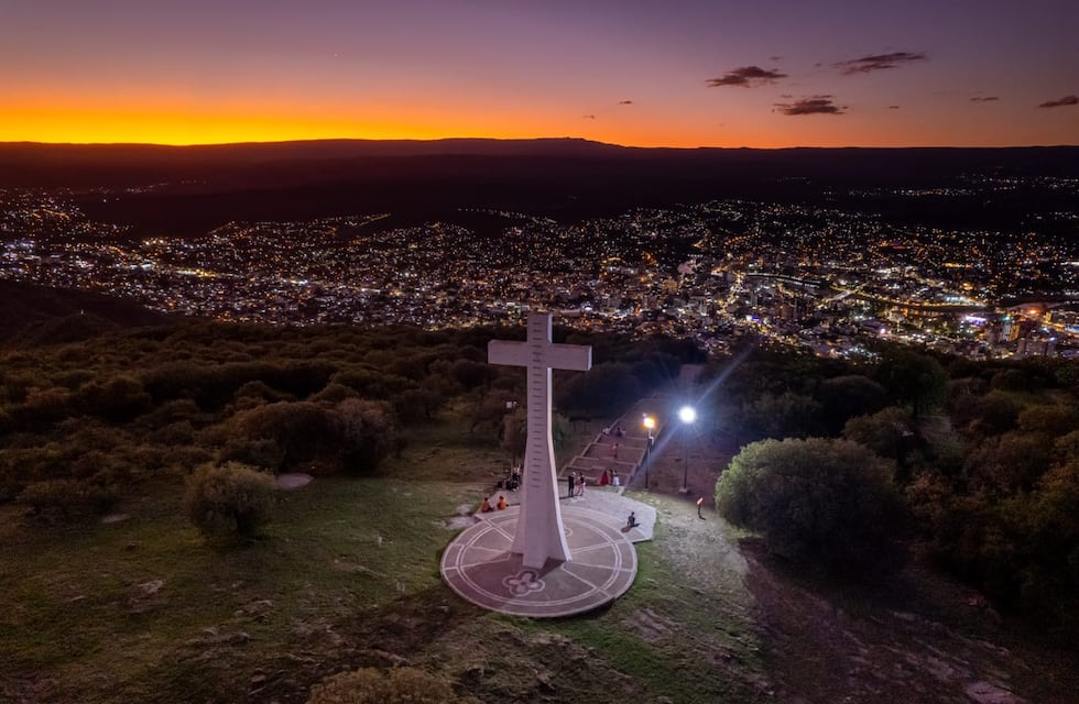 Villa Carlos Paz de noche, una experiencia mágica desde la cima del cerro La Cruz