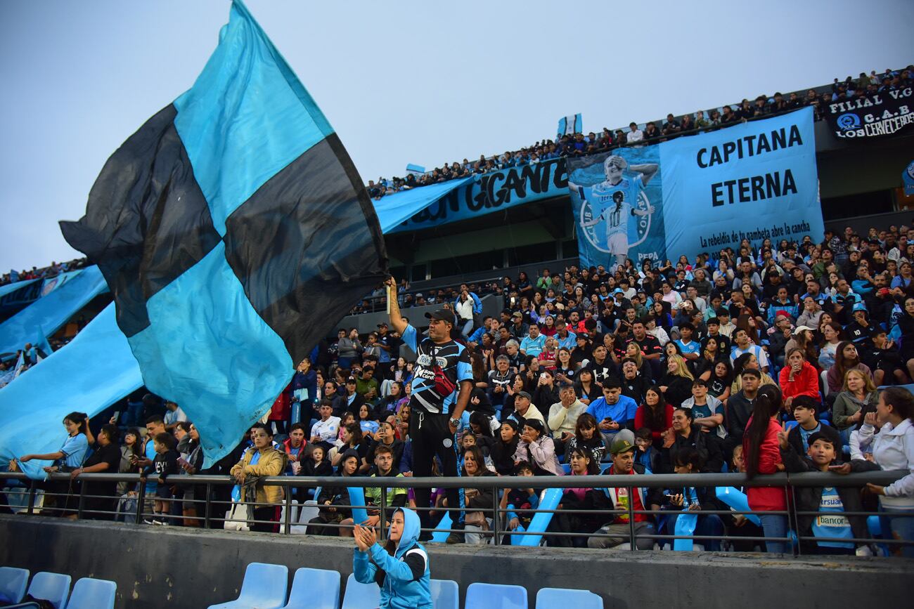Belgrano campeón de primera división del fútbol femenino. Le gano a Racing 2 a 0 en Alberdi. Foto Ramiro Pereyra / LVI